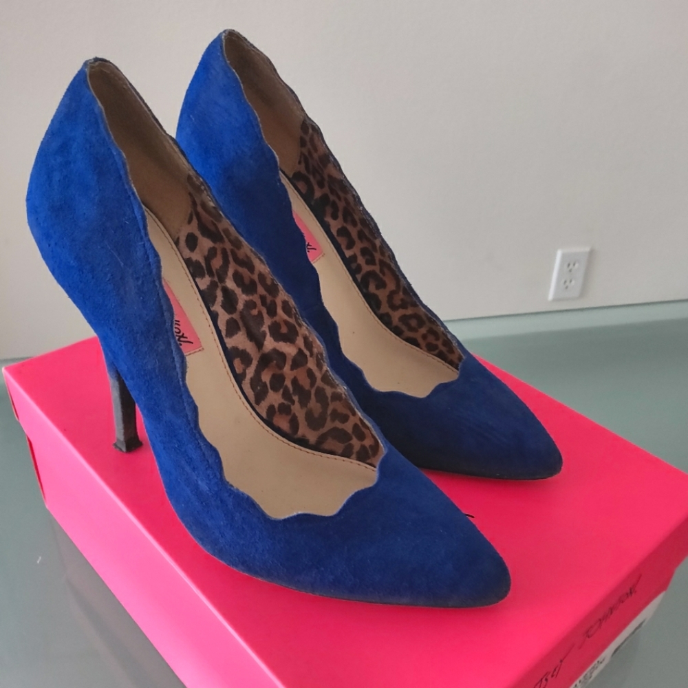 Betsey Johnson blue suede pumps